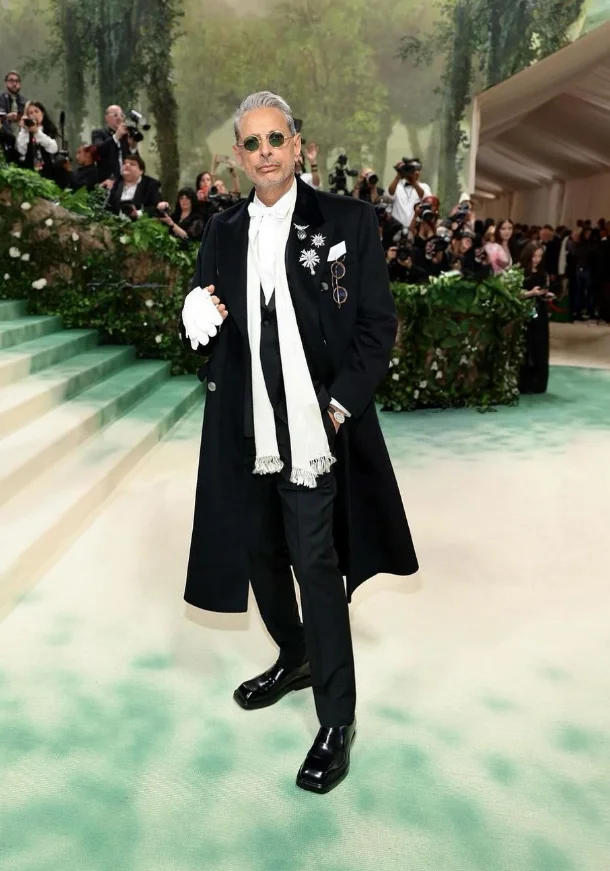 Jeff Goldblum wearing a diamond TIFFANY COCKTAIL for approximately $18,000.
